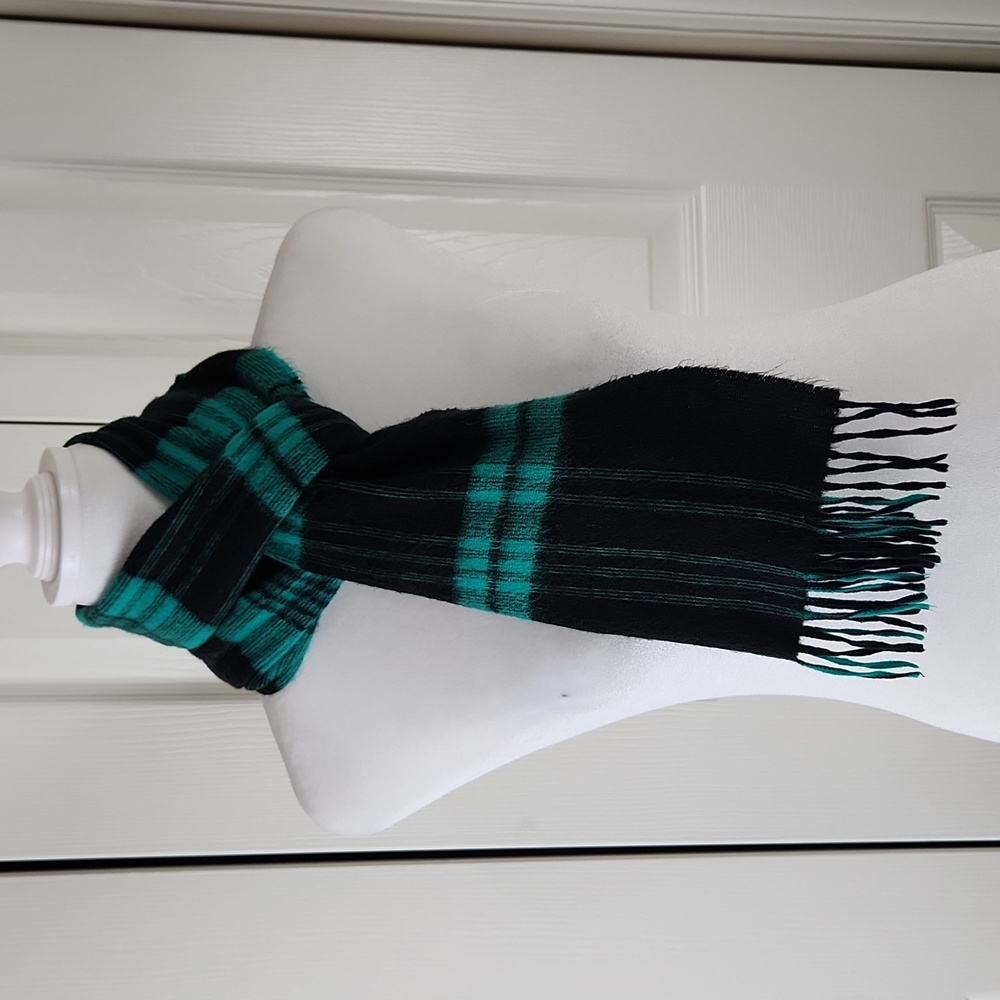 CLASSIC scarf with fringe, black and green